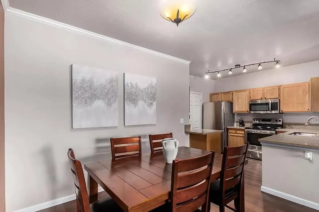 Comfy 2 Bed 2 Bath Phoenix Paradise With Pool And Gym
