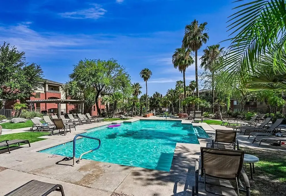 Comfy 2 Bed 2 Bath Phoenix Paradise With Pool And Gym